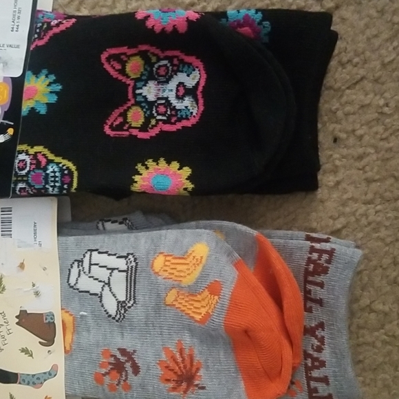 2 pairs womens socks with matching pet socks - Picture 2 of 2